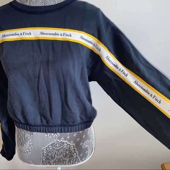Abercrombie and Fitch cropped long sleeve sweatshirt - Picture 4 of 9